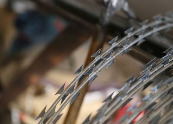 Recinzione di sicurezza a filo spinato a rasoio incrociato lunghezza personalizzata in borsa tessuta